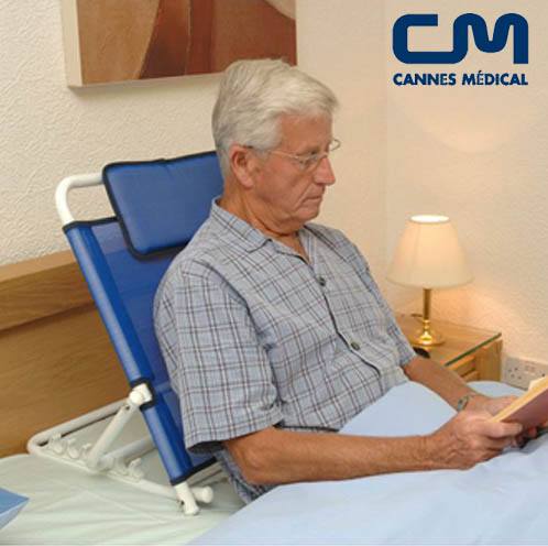 homme installé au lit pour lire